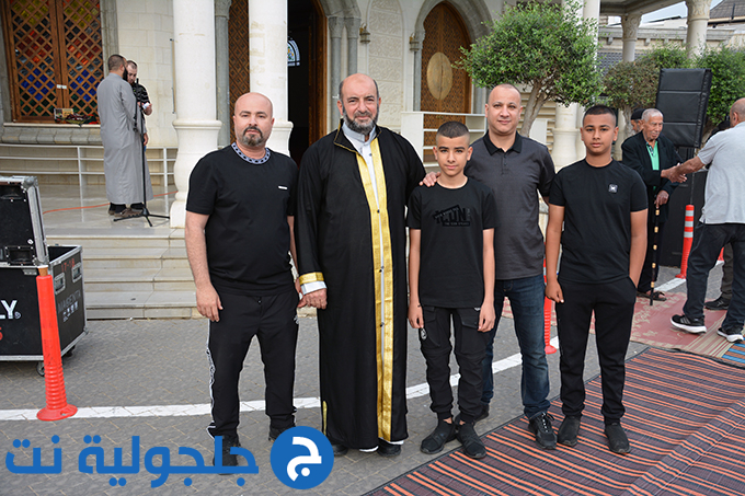 اهالي جلجولية يؤدون صلاة عيد الاضحى في ساحة مسجد الروضة في جلجولية 